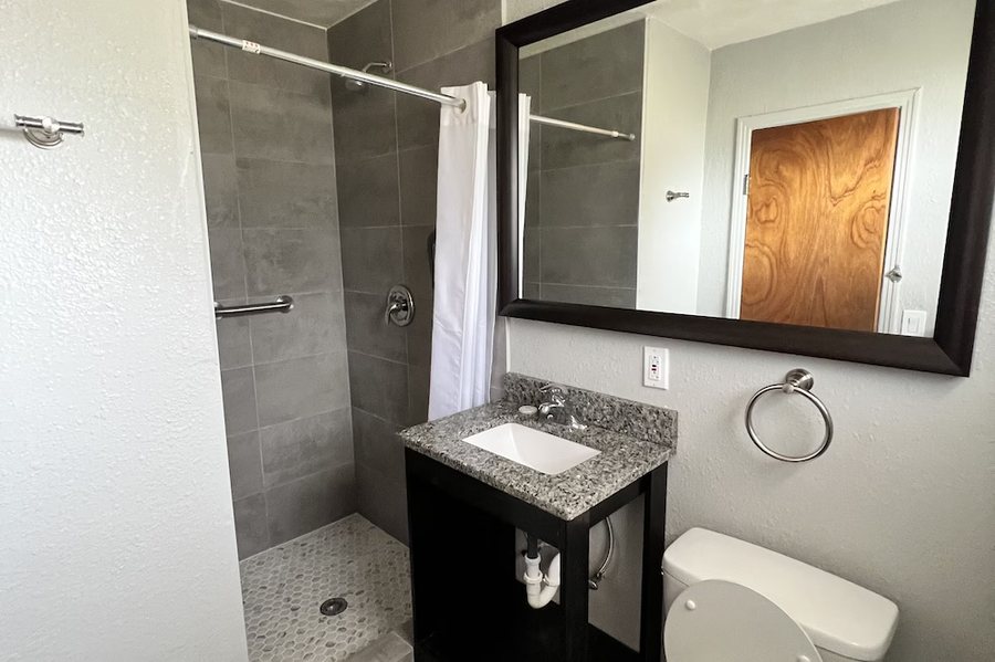 OYO Hotel Dundee By Crystal Lake — Bathroom