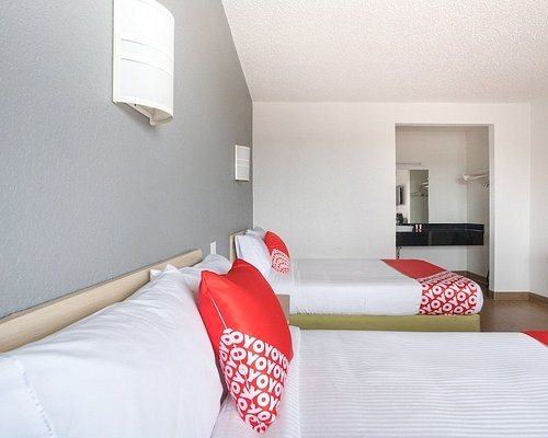 OYO Hotel Fort Worth East Gateway Ball Park — Guest room