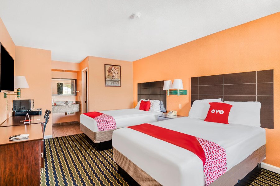 OYO Hotel Houston TX near Medical Center NRG Stadium — Guest room