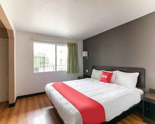 OYO Hotel Irving DFW Airport North — Guest room
