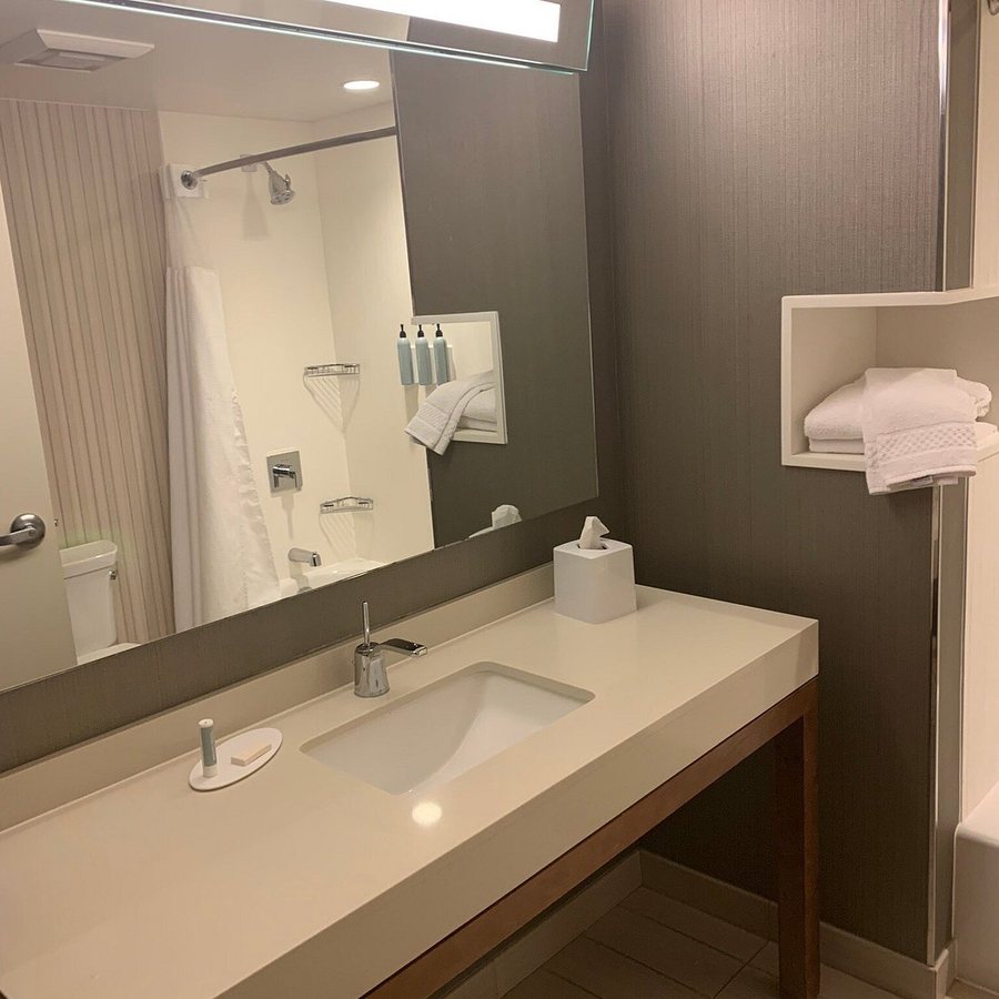 OYO Hotel M Morgantown WVU Area — Bathroom