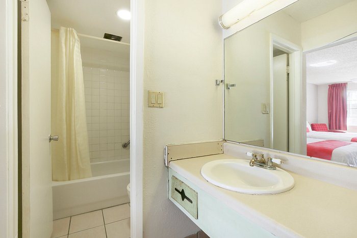 OYO Hotel Memphis TN I 40 — Bathroom
