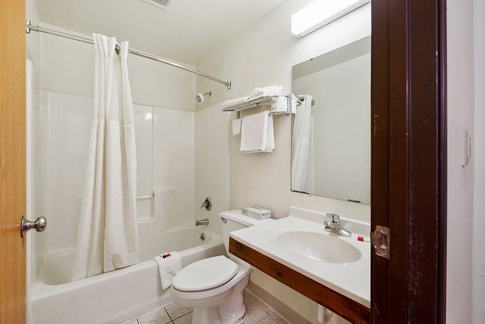 OYO Hotel Port Allen LA I 10 West — Bathroom