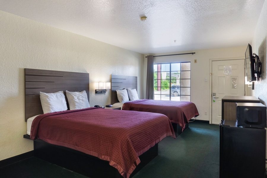 OYO Inn Suites Medical Center San Antonio — Guest room
