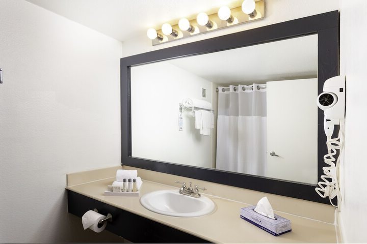 OYO Oasis Motel Las Vegas I 15 Las Vegas Nevada — Bathroom