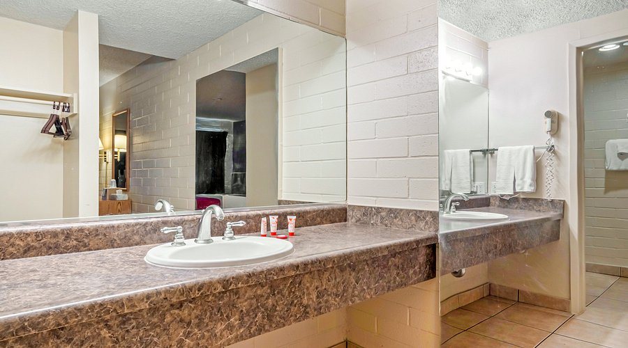 Oyo Silver Spur Burns Hwy 20 — Bathroom