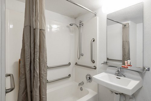 OYO Townhouse Houston Airport North — Bathroom