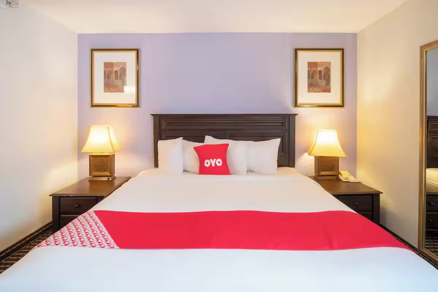 OYO Townhouse Houston Airport North — Guest room