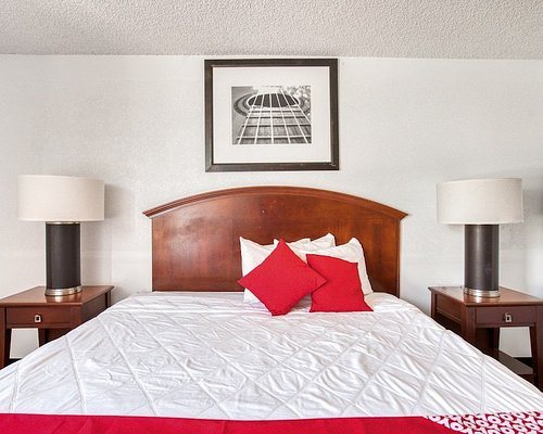 OYO Townhouse Houston George Bush Intercontinental — Guest room