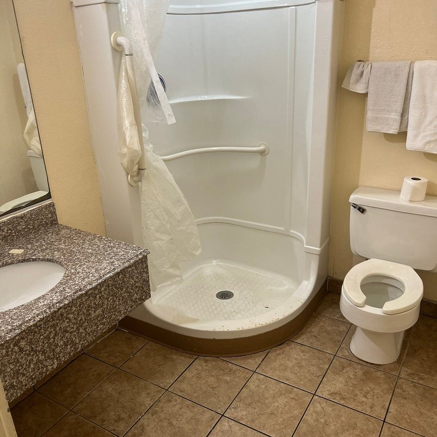 OYO Townhouse Tulsa Woodland Hills — Bathroom