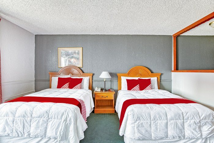 OYO Townhouse Tulsa Woodland Hills — Guest room