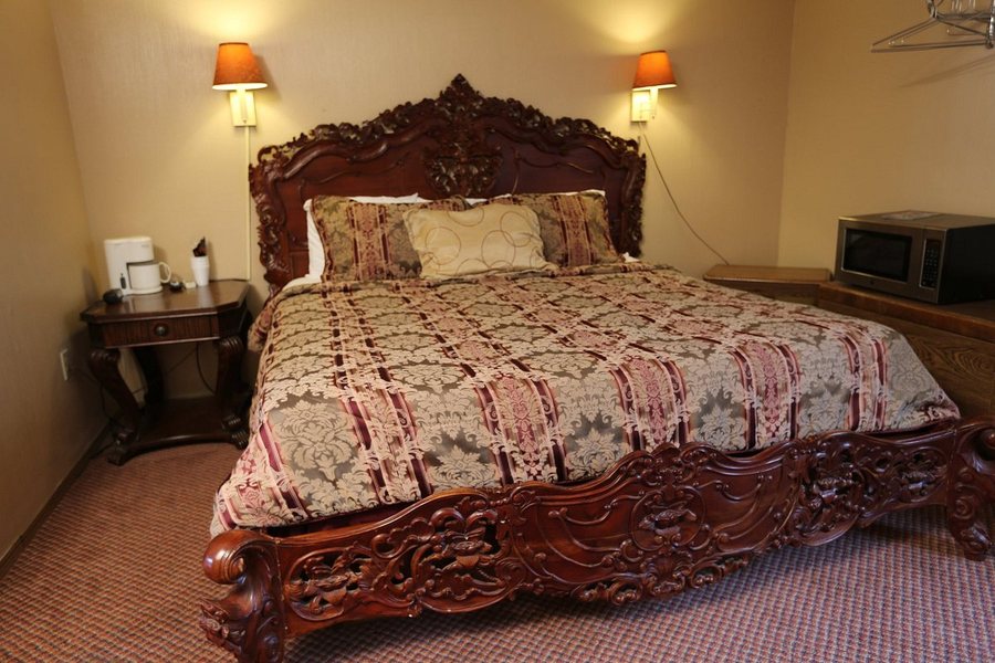 Ozark Swiss Inn — Guest room