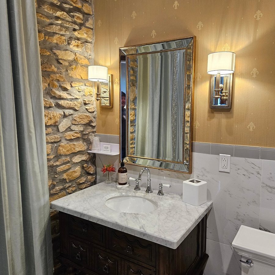 P A Smith Hotel — Bathroom