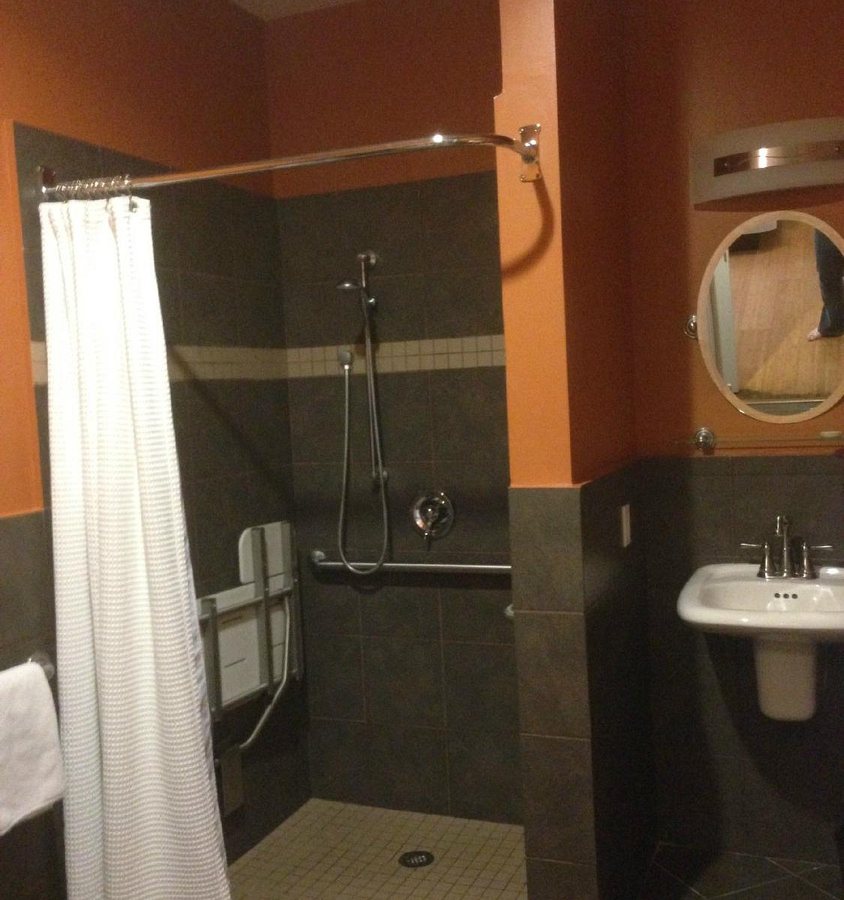 Pacific Blue Inn — Bathroom