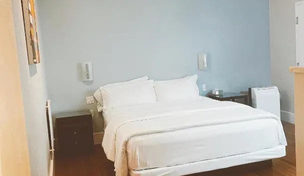 Pacific Blue Inn — Guest room