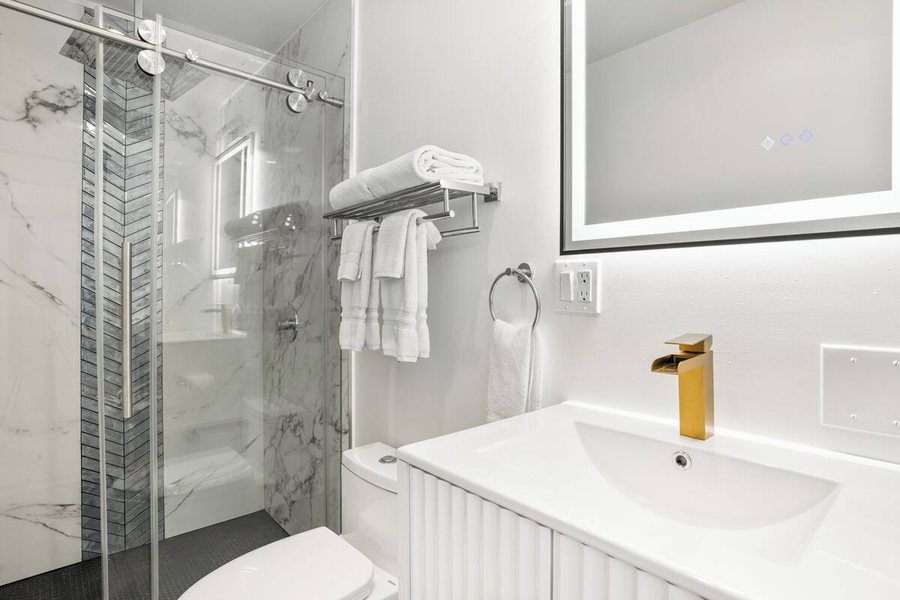 Pacific Crest Hotel — Bathroom