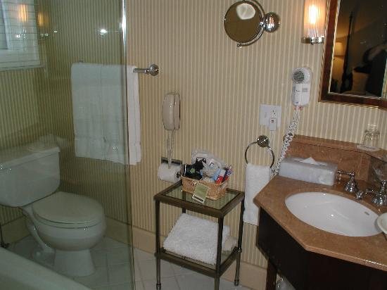 Pacific Heights Inn — Bathroom