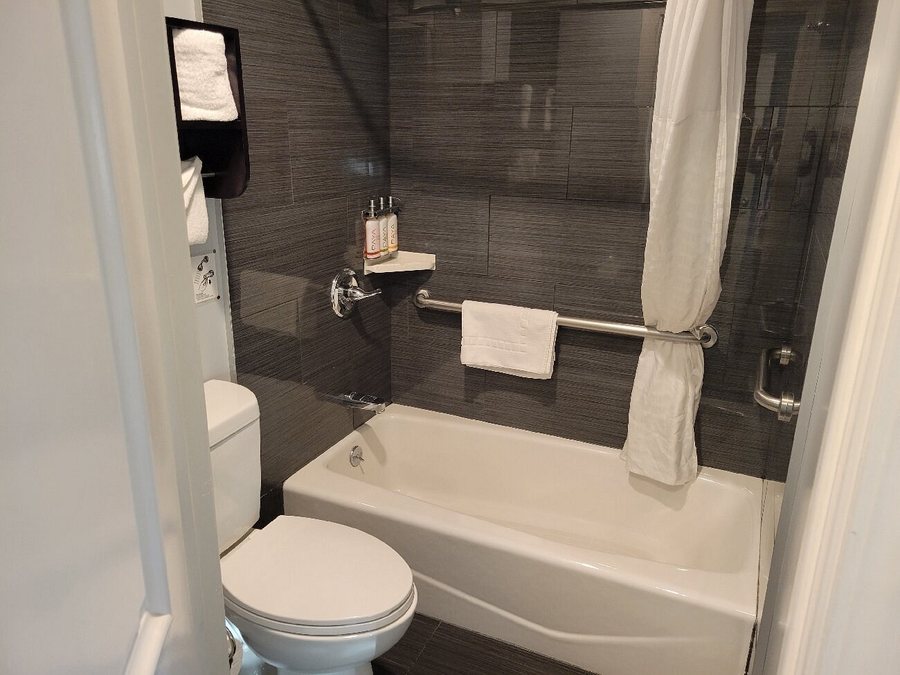 Pacific Inn Monterey — Bathroom