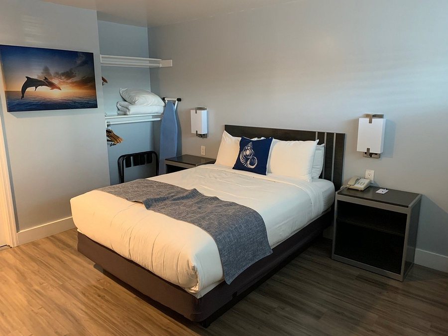 Pacific Inn Monterey — Guest room