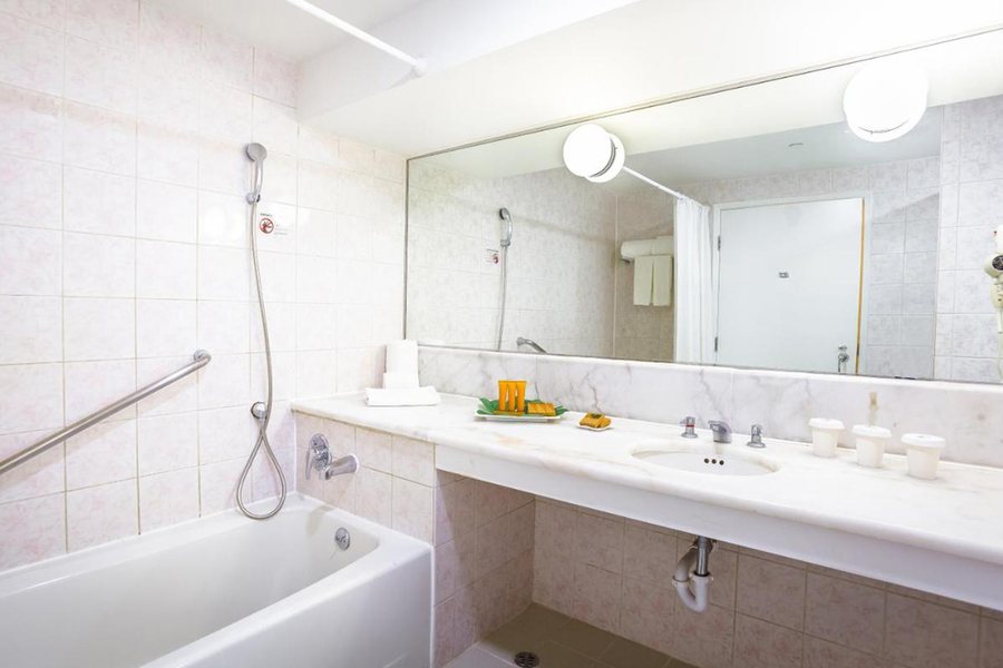 Pacific Islands Club Guam — Bathroom