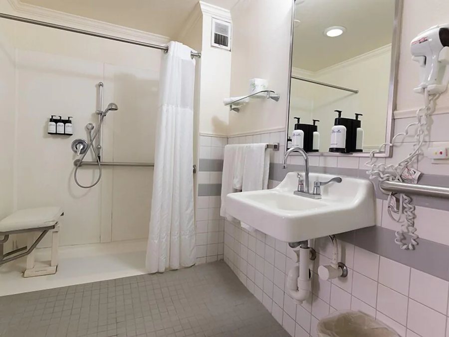 Pacific Marina Inn — Bathroom