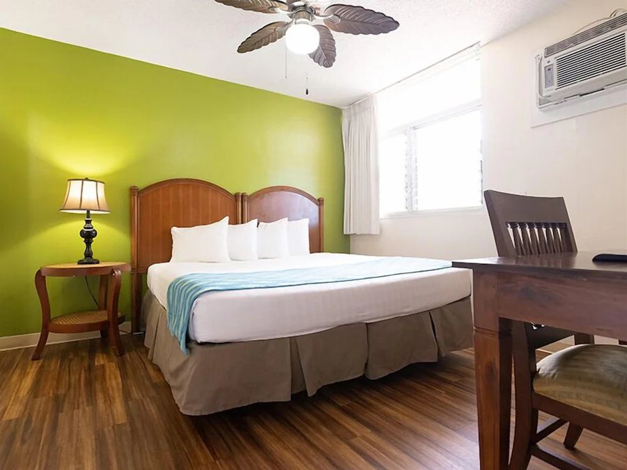 Pacific Marina Inn — Guest room