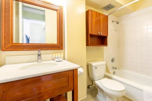 Pacific Monarch Hotel — Bathroom