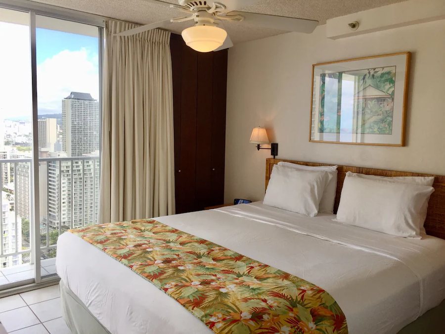 Pacific Monarch Hotel — Guest room