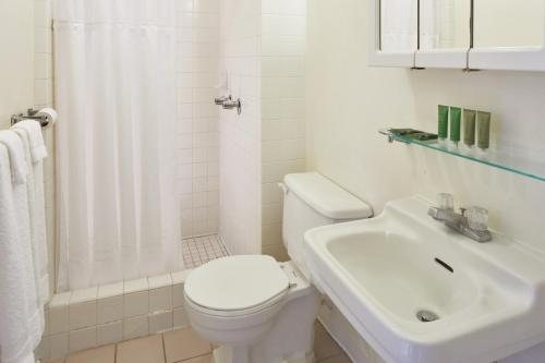 Pacific Ohana Hostel — Bathroom
