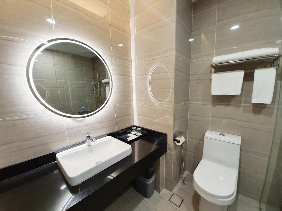Pacific Regency Beach Resort Port Dickson — Bathroom