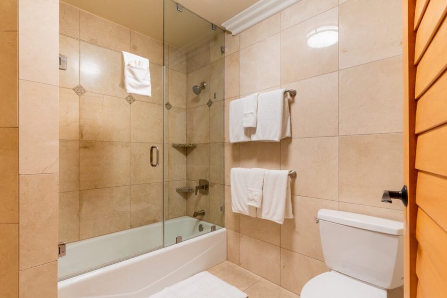 Pacific Terrace Hotel — Bathroom
