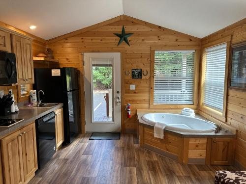 Packwood Lodge Cabins — Bathroom