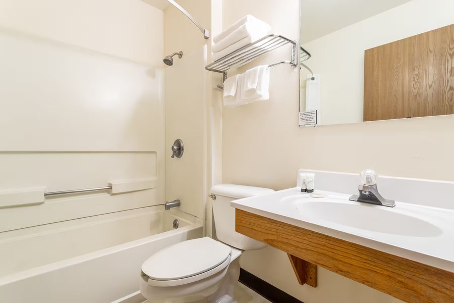 Paddle Wheel Inn — Bathroom
