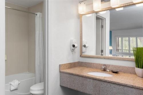 Paddletail Waterfront Lodge — Bathroom