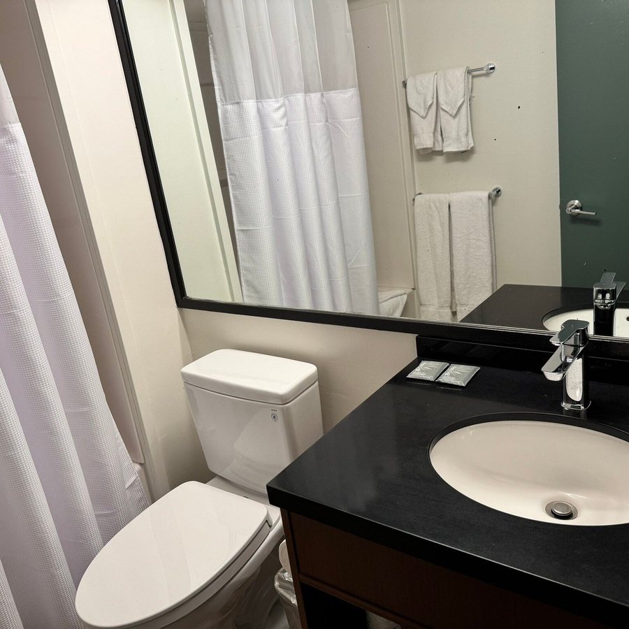 Pagoda Hotel — Bathroom