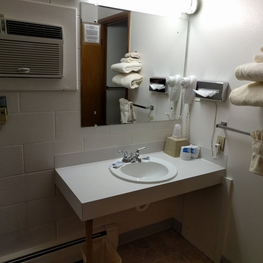 Paintbrush Inn — Bathroom
