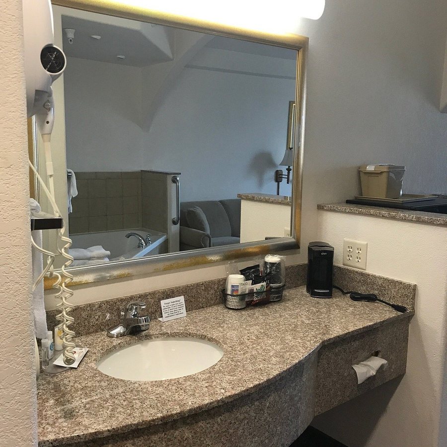 Paintbrush Motel — Bathroom