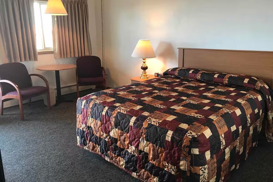 Paintbrush Motel — Guest room