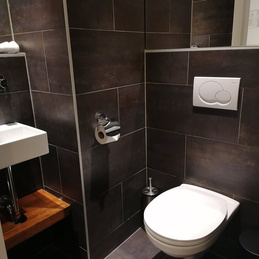 Pakat Suites Hotel — Bathroom