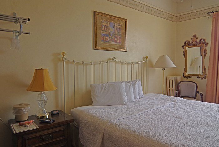 Palace Hotel — Guest room