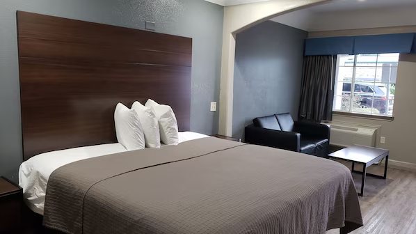 Palace Inn 290 Hwy 6 — Guest room