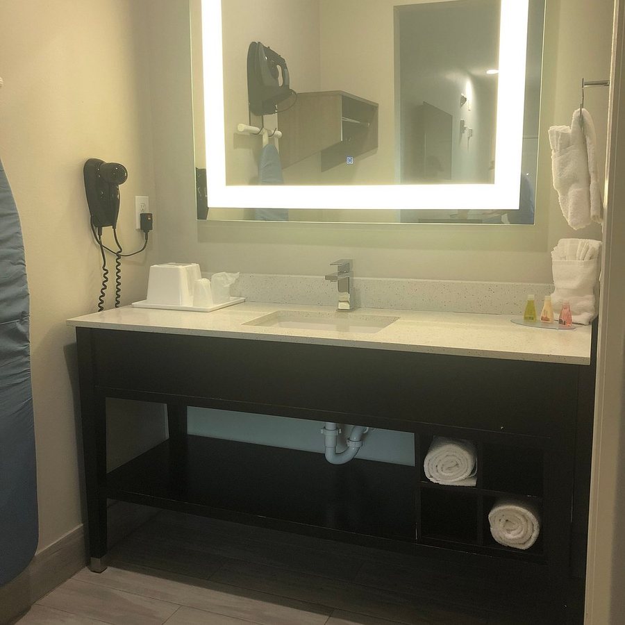 Palace Inn Blue Tomball Parkway — Bathroom