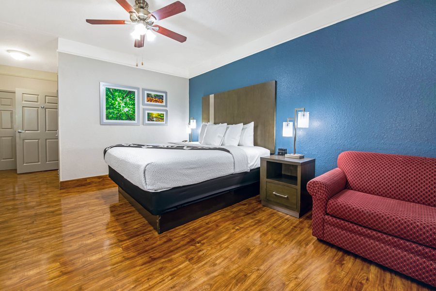 Palace Inn Kingwood — Guest room