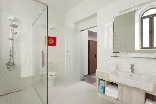 Palacio Provincial San Juan Curio Collection By Hilton — Bathroom
