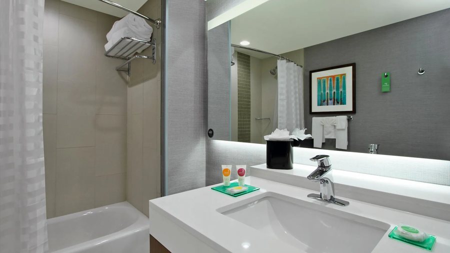 Palacio Royale Inn Signature — Bathroom
