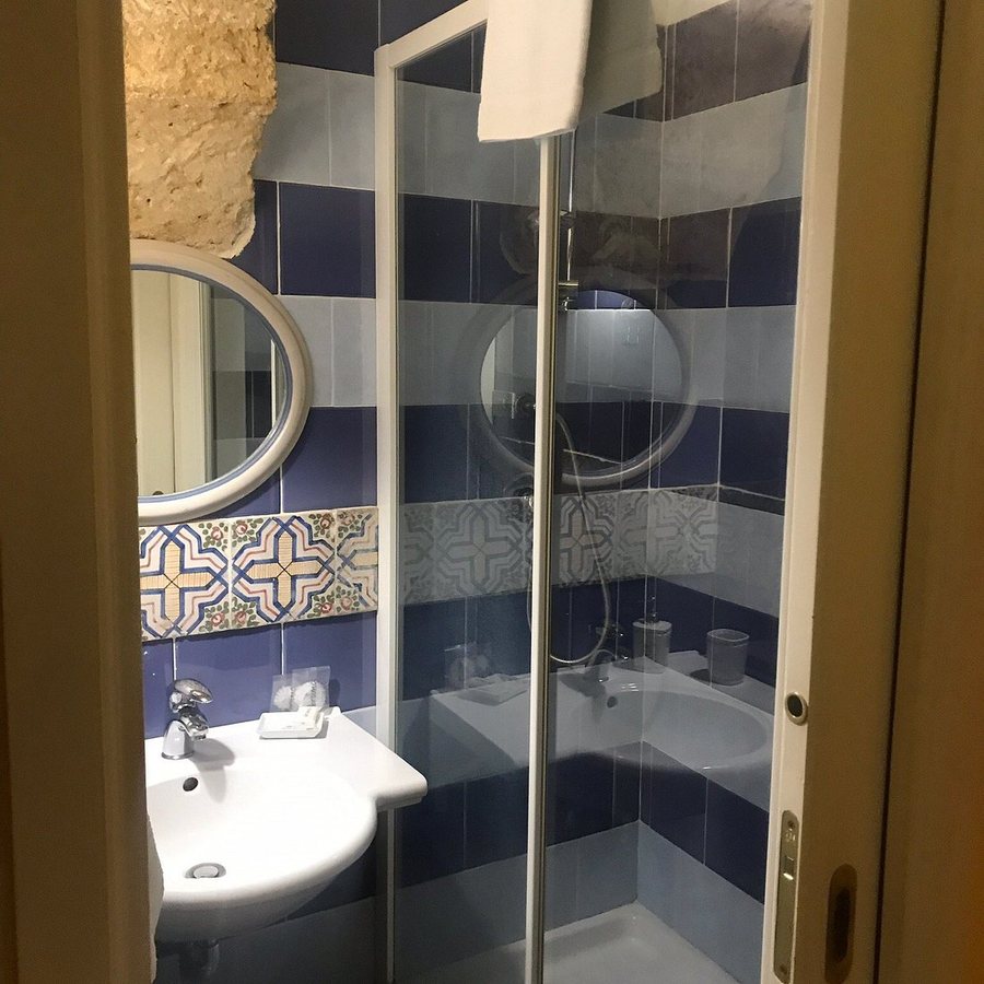 Palazzo Arone dei Baroni di Valentino — Bathroom
