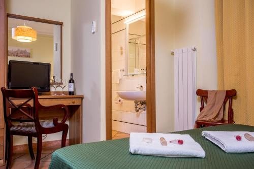 Palazzo Baj in Trastevere — Bathroom