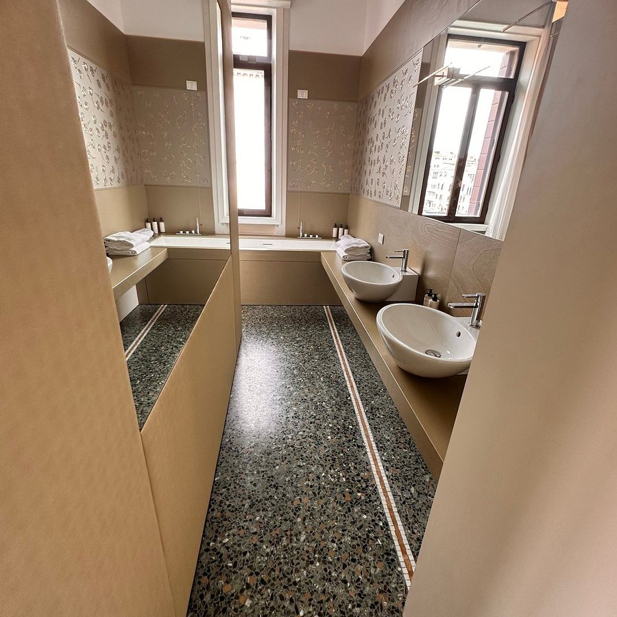 Palazzo Barocci — Bathroom