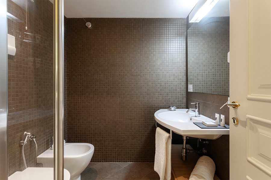 Palazzo Brunaccini — Bathroom