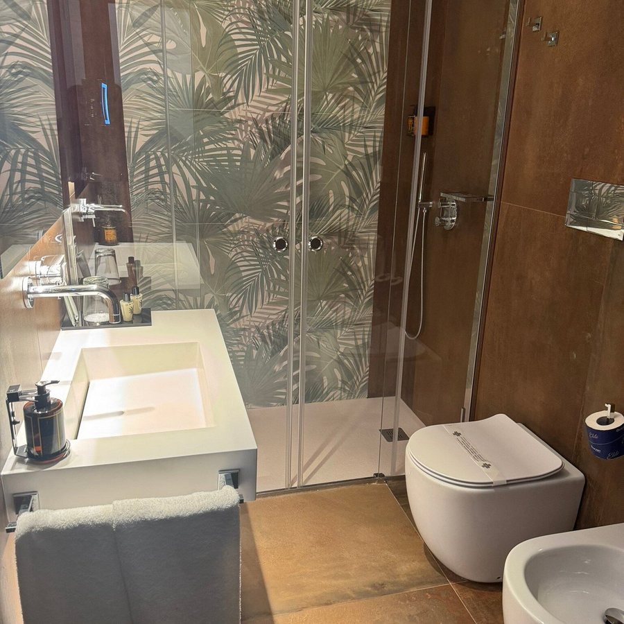 Palazzo Cartari — Bathroom